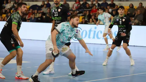 El Abanca Ademar se deja otra renta amplia y solo suma un punto ante Torrelavega. Foto: Isaac Llamazares.