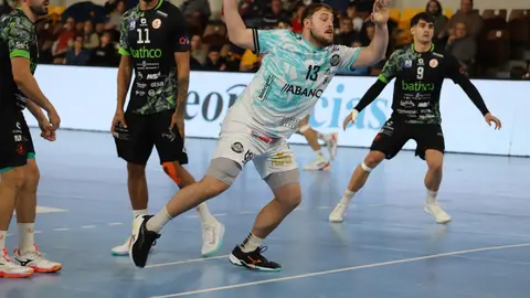 El Abanca Ademar se deja otra renta amplia y solo suma un punto ante Torrelavega. Foto: Isaac Llamazares.