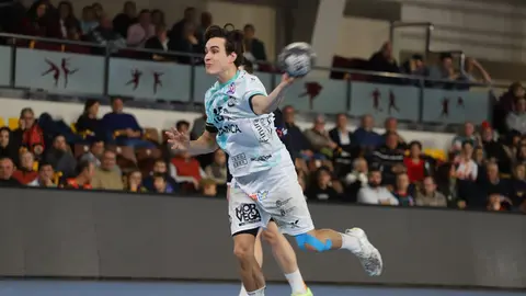 El Abanca Ademar se deja otra renta amplia y solo suma un punto ante Torrelavega. Foto: Isaac Llamazares.