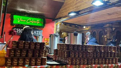 El tradicional mercadillo, abierto desde el pasado viernes, se convierte un año más en el corazón festivo de la ciudad, donde miles de personas buscan refugio, tradición y magia a los pies de la Catedral. Fotos: S. García