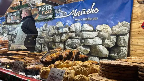 El tradicional mercadillo, abierto desde el pasado viernes, se convierte un año más en el corazón festivo de la ciudad, donde miles de personas buscan refugio, tradición y magia a los pies de la Catedral. Fotos: S. García