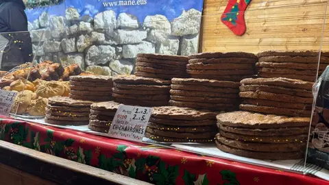 El tradicional mercadillo, abierto desde el pasado viernes, se convierte un año más en el corazón festivo de la ciudad, donde miles de personas buscan refugio, tradición y magia a los pies de la Catedral. Fotos: S. García