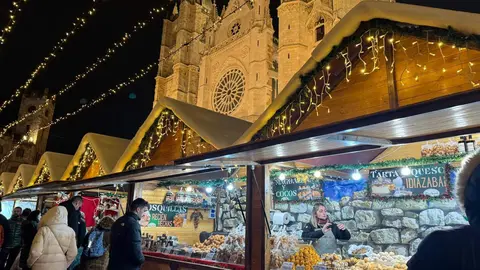 El tradicional mercadillo, abierto desde el pasado viernes, se convierte un año más en el corazón festivo de la ciudad, donde miles de personas buscan refugio, tradición y magia a los pies de la Catedral. Fotos: S. García