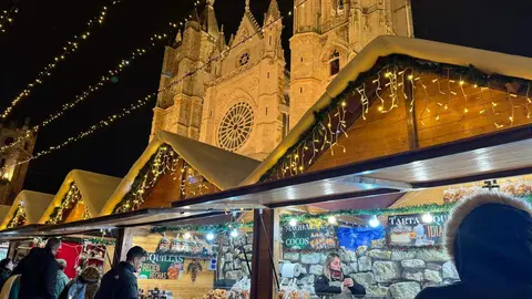 El tradicional mercadillo, abierto desde el pasado viernes, se convierte un año más en el corazón festivo de la ciudad, donde miles de personas buscan refugio, tradición y magia a los pies de la Catedral. Fotos: S. García