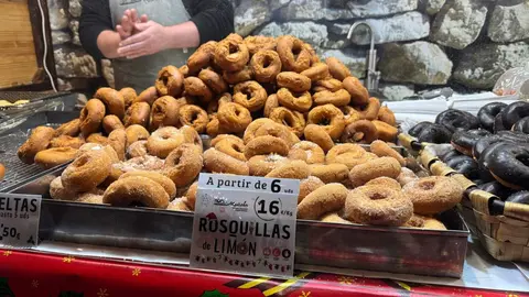 El tradicional mercadillo, abierto desde el pasado viernes, se convierte un año más en el corazón festivo de la ciudad, donde miles de personas buscan refugio, tradición y magia a los pies de la Catedral. Fotos: S. García