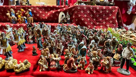 El tradicional mercadillo, abierto desde el pasado viernes, se convierte un año más en el corazón festivo de la ciudad, donde miles de personas buscan refugio, tradición y magia a los pies de la Catedral. Fotos: S. García