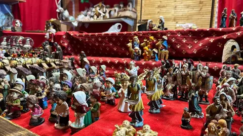 El tradicional mercadillo, abierto desde el pasado viernes, se convierte un año más en el corazón festivo de la ciudad, donde miles de personas buscan refugio, tradición y magia a los pies de la Catedral. Fotos: S. García