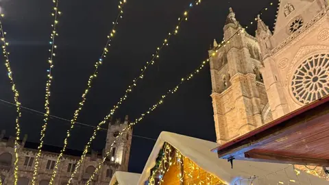 El tradicional mercadillo, abierto desde el pasado viernes, se convierte un año más en el corazón festivo de la ciudad, donde miles de personas buscan refugio, tradición y magia a los pies de la Catedral. Fotos: S. García