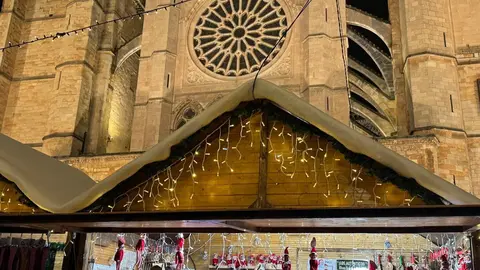 El tradicional mercadillo, abierto desde el pasado viernes, se convierte un año más en el corazón festivo de la ciudad, donde miles de personas buscan refugio, tradición y magia a los pies de la Catedral. Fotos: S. García