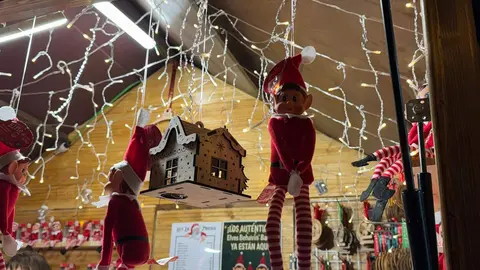El tradicional mercadillo, abierto desde el pasado viernes, se convierte un año más en el corazón festivo de la ciudad, donde miles de personas buscan refugio, tradición y magia a los pies de la Catedral. Fotos: S. García