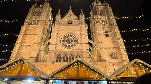 El tradicional mercadillo, abierto desde el pasado viernes, se convierte un año más en el corazón festivo de la ciudad, donde miles de personas buscan refugio, tradición y magia a los pies de la Catedral. Fotos: S. García