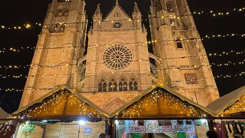 El tradicional mercadillo, abierto desde el pasado viernes, se convierte un año más en el corazón festivo de la ciudad, donde miles de personas buscan refugio, tradición y magia a los pies de la Catedral. Fotos: S. García
