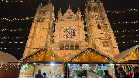 El tradicional mercadillo, abierto desde el pasado viernes, se convierte un año más en el corazón festivo de la ciudad, donde miles de personas buscan refugio, tradición y magia a los pies de la Catedral. Fotos: S. García