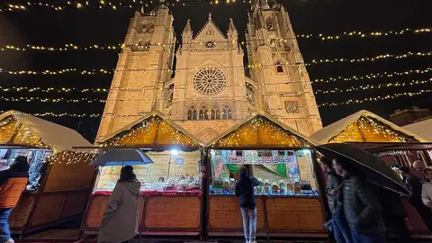 El tradicional mercadillo, abierto desde el pasado viernes, se convierte un año más en el corazón festivo de la ciudad, donde miles de personas buscan refugio, tradición y magia a los pies de la Catedral. Fotos: S. García