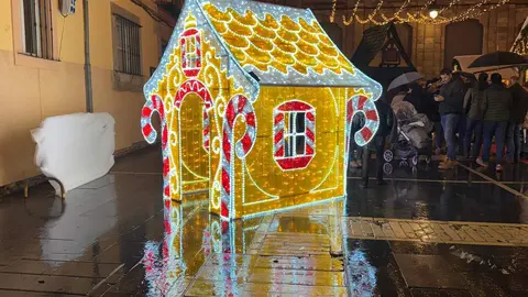 El tradicional mercadillo, abierto desde el pasado viernes, se convierte un año más en el corazón festivo de la ciudad, donde miles de personas buscan refugio, tradición y magia a los pies de la Catedral. Fotos: S. García