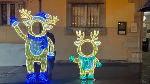 El tradicional mercadillo, abierto desde el pasado viernes, se convierte un año más en el corazón festivo de la ciudad, donde miles de personas buscan refugio, tradición y magia a los pies de la Catedral. Fotos: S. García