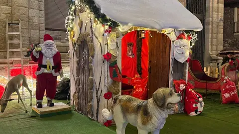 El tradicional mercadillo, abierto desde el pasado viernes, se convierte un año más en el corazón festivo de la ciudad, donde miles de personas buscan refugio, tradición y magia a los pies de la Catedral. Fotos: S. García