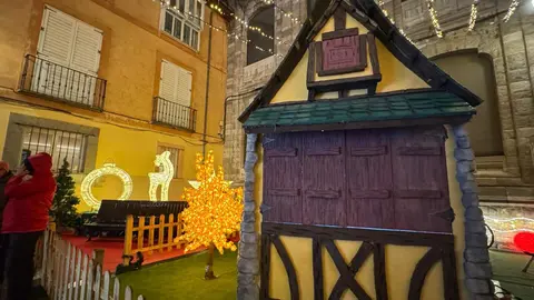 El tradicional mercadillo, abierto desde el pasado viernes, se convierte un año más en el corazón festivo de la ciudad, donde miles de personas buscan refugio, tradición y magia a los pies de la Catedral. Fotos: S. García