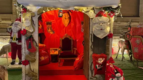 El tradicional mercadillo, abierto desde el pasado viernes, se convierte un año más en el corazón festivo de la ciudad, donde miles de personas buscan refugio, tradición y magia a los pies de la Catedral. Fotos: S. García