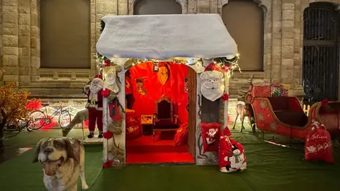 El tradicional mercadillo, abierto desde el pasado viernes, se convierte un año más en el corazón festivo de la ciudad, donde miles de personas buscan refugio, tradición y magia a los pies de la Catedral. Fotos: S. García