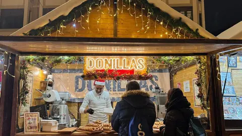 El tradicional mercadillo, abierto desde el pasado viernes, se convierte un año más en el corazón festivo de la ciudad, donde miles de personas buscan refugio, tradición y magia a los pies de la Catedral. Fotos: S. García