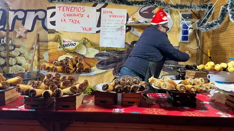El tradicional mercadillo, abierto desde el pasado viernes, se convierte un año más en el corazón festivo de la ciudad, donde miles de personas buscan refugio, tradición y magia a los pies de la Catedral. Fotos: S. García