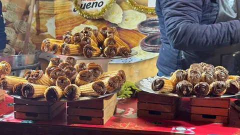 El tradicional mercadillo, abierto desde el pasado viernes, se convierte un año más en el corazón festivo de la ciudad, donde miles de personas buscan refugio, tradición y magia a los pies de la Catedral. Fotos: S. García