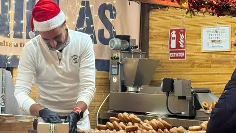 El tradicional mercadillo, abierto desde el pasado viernes, se convierte un año más en el corazón festivo de la ciudad, donde miles de personas buscan refugio, tradición y magia a los pies de la Catedral. Fotos: S. García