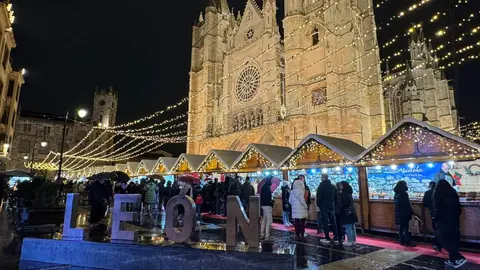 El tradicional mercadillo, abierto desde el pasado viernes, se convierte un año más en el corazón festivo de la ciudad, donde miles de personas buscan refugio, tradición y magia a los pies de la Catedral. Fotos: S. García