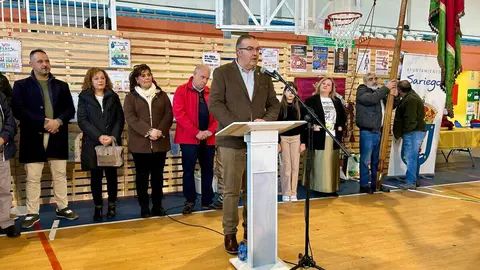 Autoridades y participantes durante la inauguración de la VIII Feria Agroalimentaria de Sariegos, un evento que celebra la gastronomía y la cultura local.