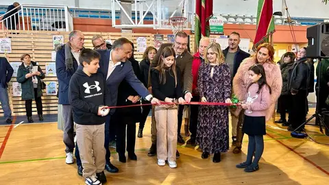 Autoridades y participantes durante la inauguración de la VIII Feria Agroalimentaria de Sariegos, un evento que celebra la gastronomía y la cultura local.