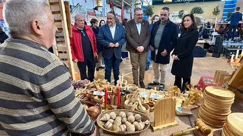 Autoridades y participantes durante la inauguración de la VIII Feria Agroalimentaria de Sariegos, un evento que celebra la gastronomía y la cultura local.