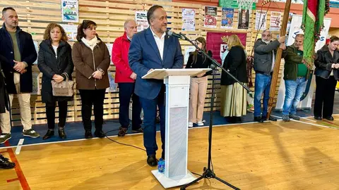 Autoridades y participantes durante la inauguración de la VIII Feria Agroalimentaria de Sariegos, un evento que celebra la gastronomía y la cultura local.