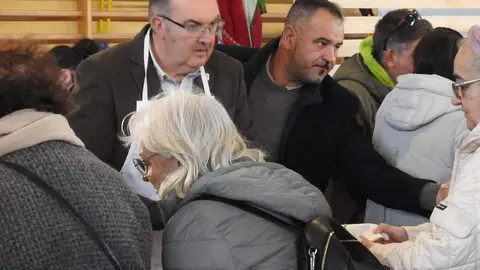 Autoridades y participantes durante la inauguración de la VIII Feria Agroalimentaria de Sariegos, un evento que celebra la gastronomía y la cultura local. Foto: M.A.García.