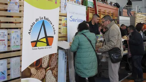 Autoridades y participantes durante la inauguración de la VIII Feria Agroalimentaria de Sariegos, un evento que celebra la gastronomía y la cultura local. Foto: M.A.García.