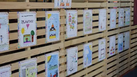 Autoridades y participantes durante la inauguración de la VIII Feria Agroalimentaria de Sariegos, un evento que celebra la gastronomía y la cultura local. Foto: M.A.García.