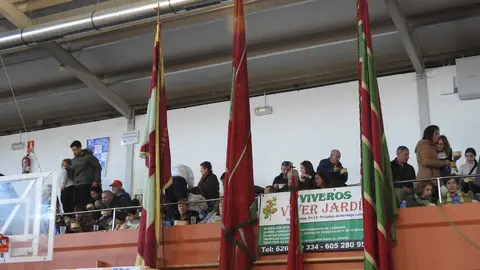 Autoridades y participantes durante la inauguración de la VIII Feria Agroalimentaria de Sariegos, un evento que celebra la gastronomía y la cultura local. Foto: M.A.García.