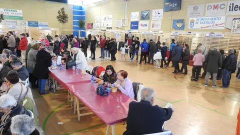 Autoridades y participantes durante la inauguración de la VIII Feria Agroalimentaria de Sariegos, un evento que celebra la gastronomía y la cultura local. Foto: M.A.García.