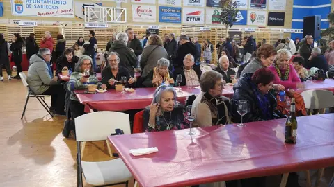 Autoridades y participantes durante la inauguración de la VIII Feria Agroalimentaria de Sariegos, un evento que celebra la gastronomía y la cultura local. Foto: M.A.García.