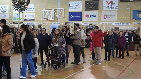Autoridades y participantes durante la inauguración de la VIII Feria Agroalimentaria de Sariegos, un evento que celebra la gastronomía y la cultura local. Foto: M.A.García.