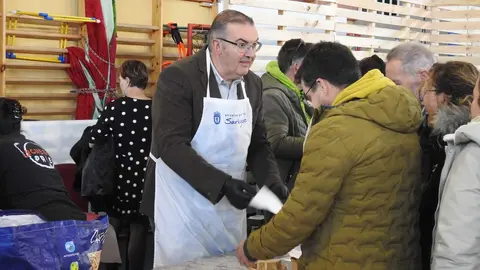 Autoridades y participantes durante la inauguración de la VIII Feria Agroalimentaria de Sariegos, un evento que celebra la gastronomía y la cultura local. Foto: M.A.García.