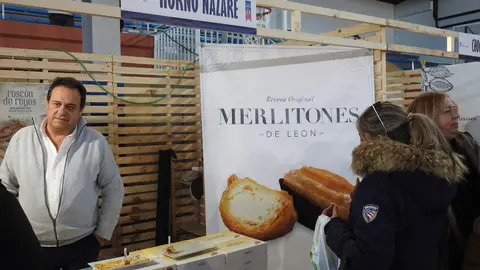 Autoridades y participantes durante la inauguración de la VIII Feria Agroalimentaria de Sariegos, un evento que celebra la gastronomía y la cultura local. Foto: M.A.García.
