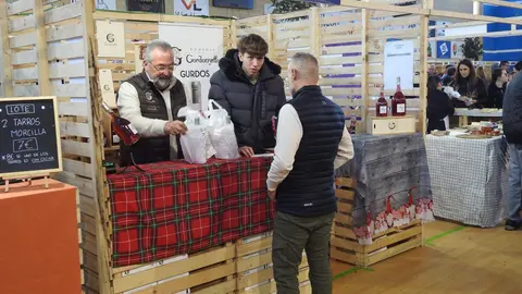 Autoridades y participantes durante la inauguración de la VIII Feria Agroalimentaria de Sariegos, un evento que celebra la gastronomía y la cultura local. Foto: M.A.García.
