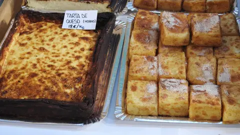 Autoridades y participantes durante la inauguración de la VIII Feria Agroalimentaria de Sariegos, un evento que celebra la gastronomía y la cultura local. Foto: M.A.García.