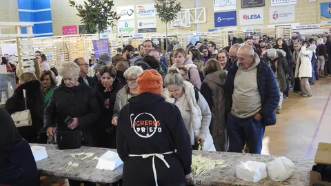Autoridades y participantes durante la inauguración de la VIII Feria Agroalimentaria de Sariegos, un evento que celebra la gastronomía y la cultura local. Foto: M.A.García.