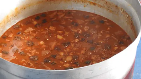Autoridades y participantes durante la inauguración de la VIII Feria Agroalimentaria de Sariegos, un evento que celebra la gastronomía y la cultura local. Foto: M.A.García.