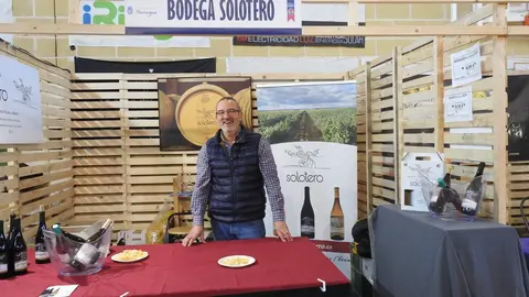 Autoridades y participantes durante la inauguración de la VIII Feria Agroalimentaria de Sariegos, un evento que celebra la gastronomía y la cultura local. Foto: M.A.García.