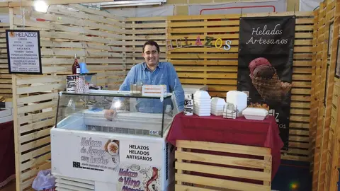 Autoridades y participantes durante la inauguración de la VIII Feria Agroalimentaria de Sariegos, un evento que celebra la gastronomía y la cultura local. Foto: M.A.García.