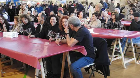 Autoridades y participantes durante la inauguración de la VIII Feria Agroalimentaria de Sariegos, un evento que celebra la gastronomía y la cultura local. Foto: M.A.García.
