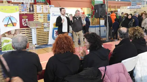 Autoridades y participantes durante la inauguración de la VIII Feria Agroalimentaria de Sariegos, un evento que celebra la gastronomía y la cultura local. Foto: M.A.García.